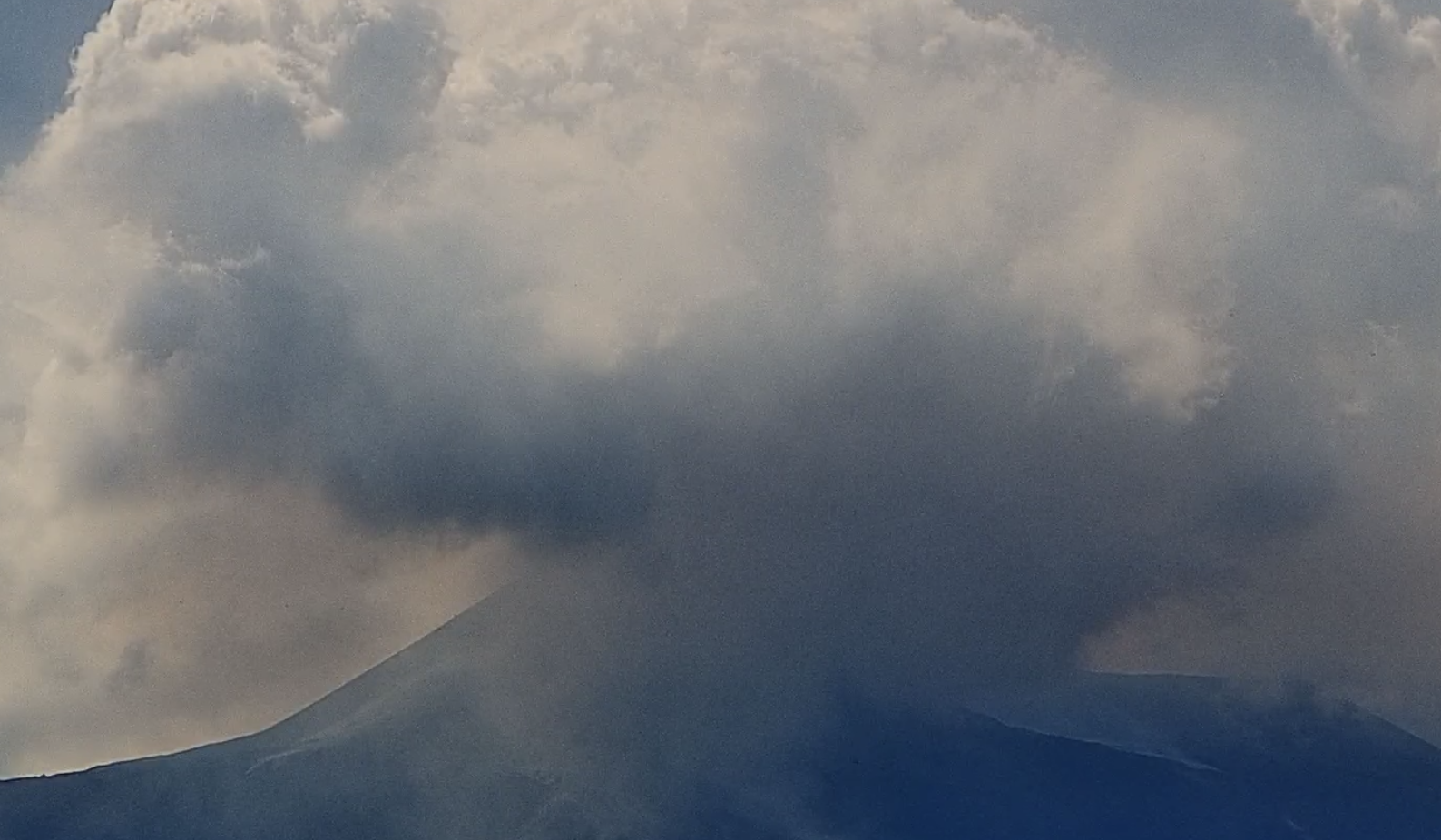 L’Etna in eruzione, esplosione nel cratere Sud Est