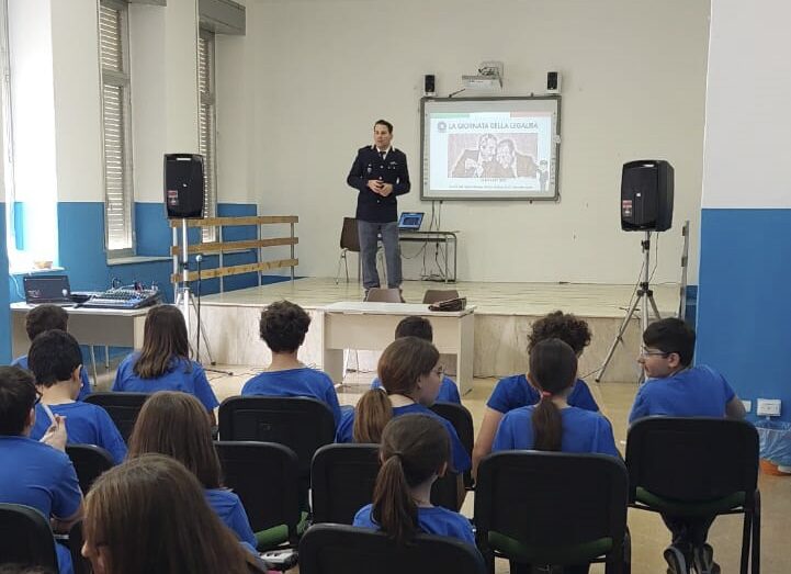Giornata della legalità ad Alcamo, gli alunni della scuola “Montessori” incontrano la Polizia
