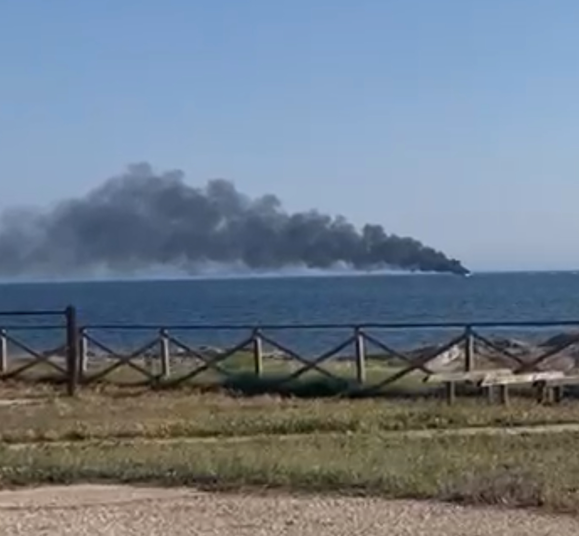 Yacht a fuoco al largo di Marsala, da giugno l’ordinanza di sicurezza scatta adesso