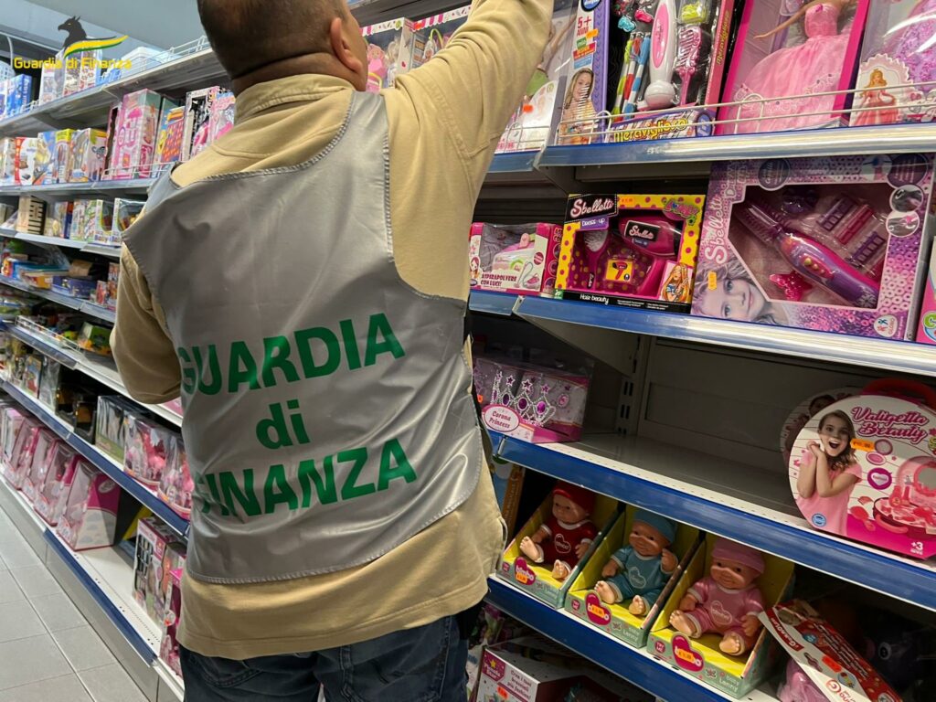 Prodotti non sicuri, la Finanza sequestra a Trapani 20mila oggetti