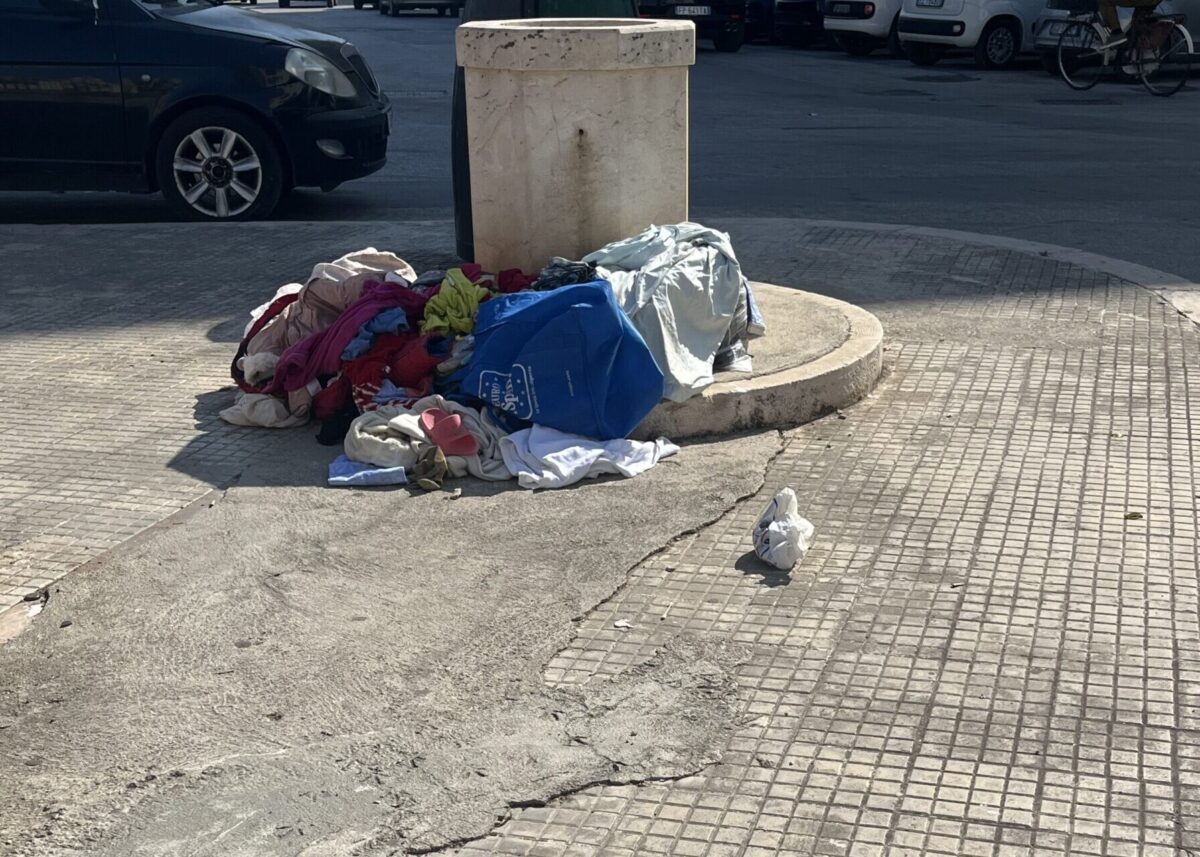 Marsala ancora inciviltà, indumenti abbandonati per strada