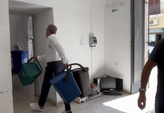 Trapani, il sindaco entra nei bagni di Borgo Annunziata: “Sono agibili”. VIDEO