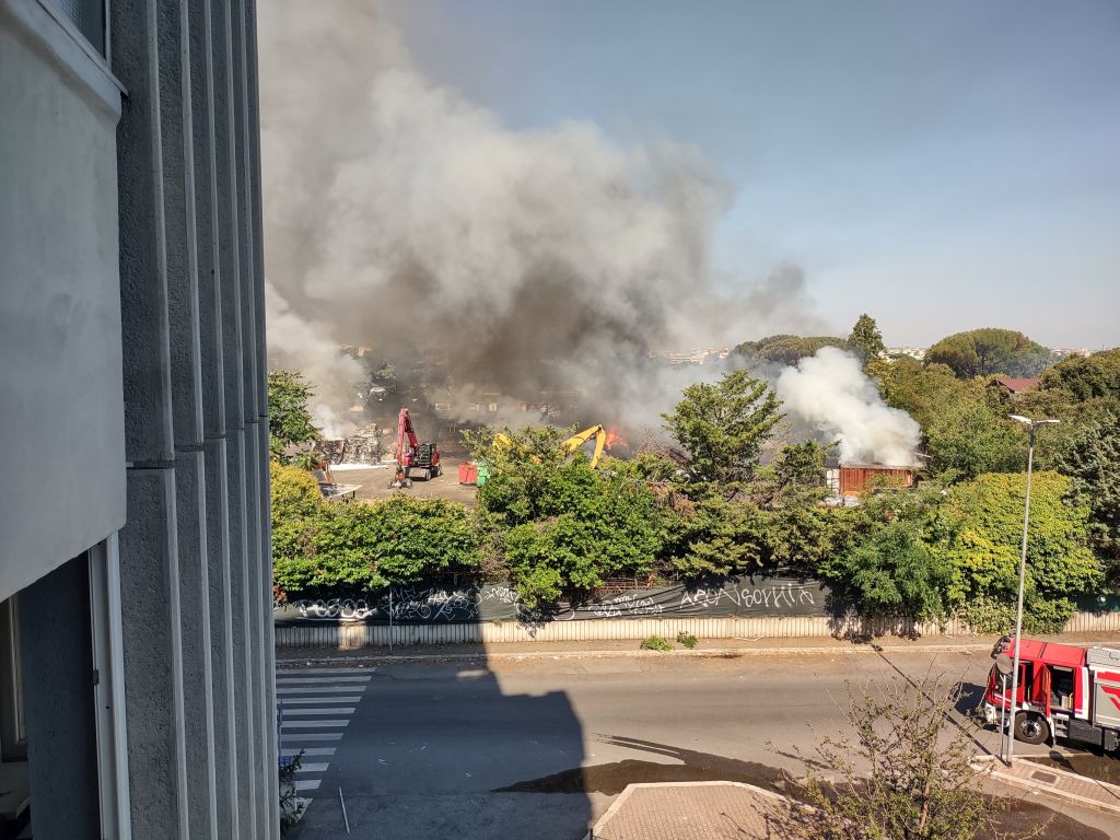 Esplosione in un distributore di carburante a Roma, almeno 21 feriti