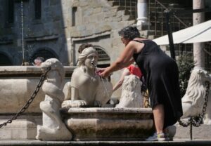 Su radio e tv si parla di “emergenza caldo” ogni 12 minuti