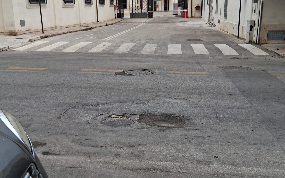 A Marsala, strade dimenticate: buche, tombini rumorosi e rattoppi improvvisati