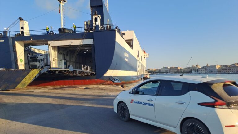Partorisce a bordo di un traghetto, al Porto di Trapani arrivano i soccorsi sanitari