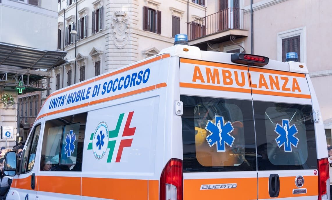 Scontro tra uno scuolabus e un’auto a Palermo, feriti 8 bambini