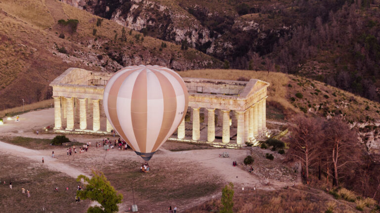 Segesta, sulla mongolfiera per ammirare il Tempio dorico dall’alto