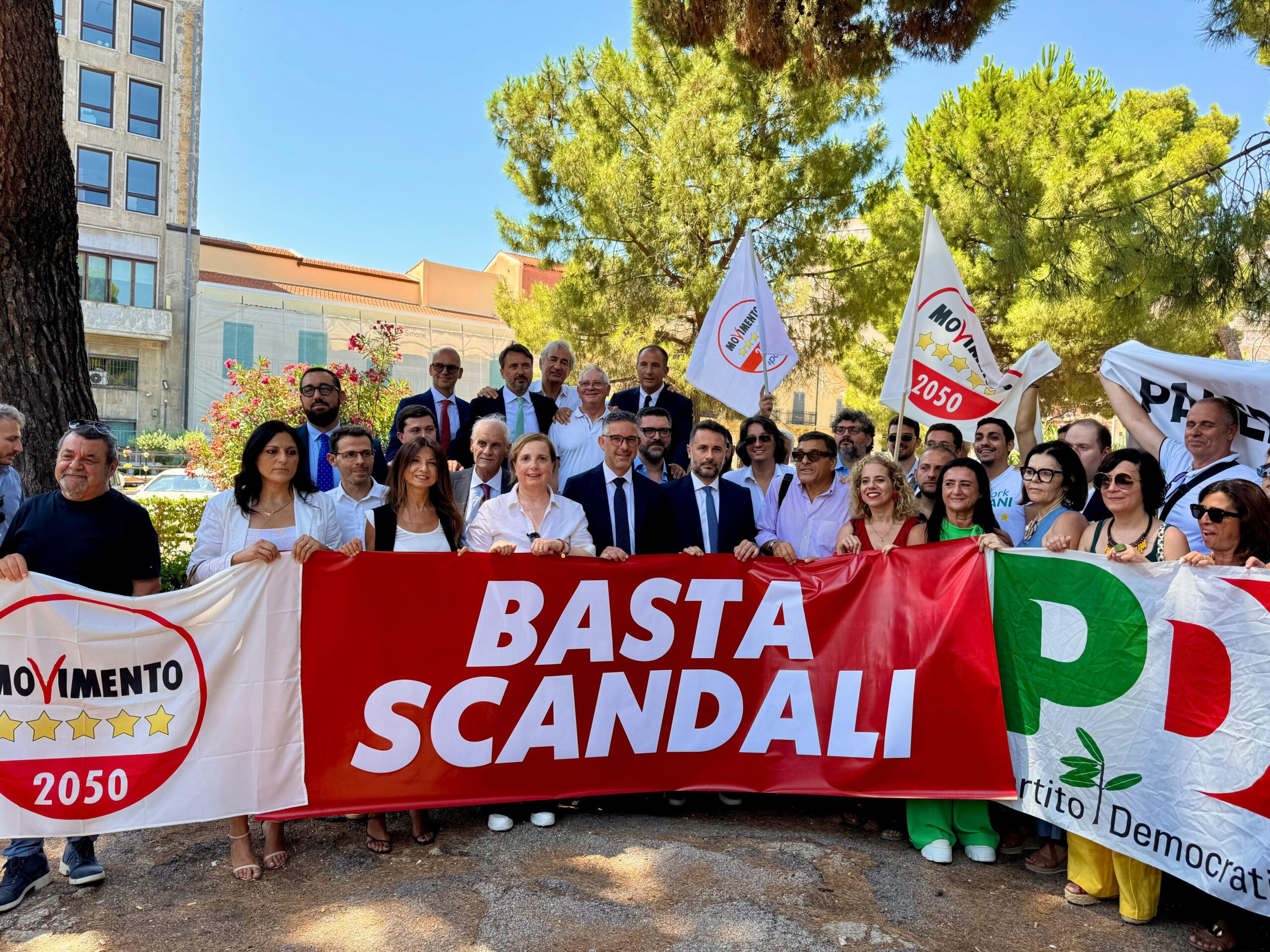 Inchieste su fondi per turismo e cultura, Pd e M5S in piazza. “Schifani riferisca in aula” VIDEO