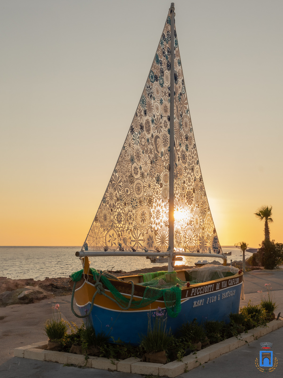 Una ‘barca speciale’ in Piazza Biscione, fermatevi e scattate una foto!