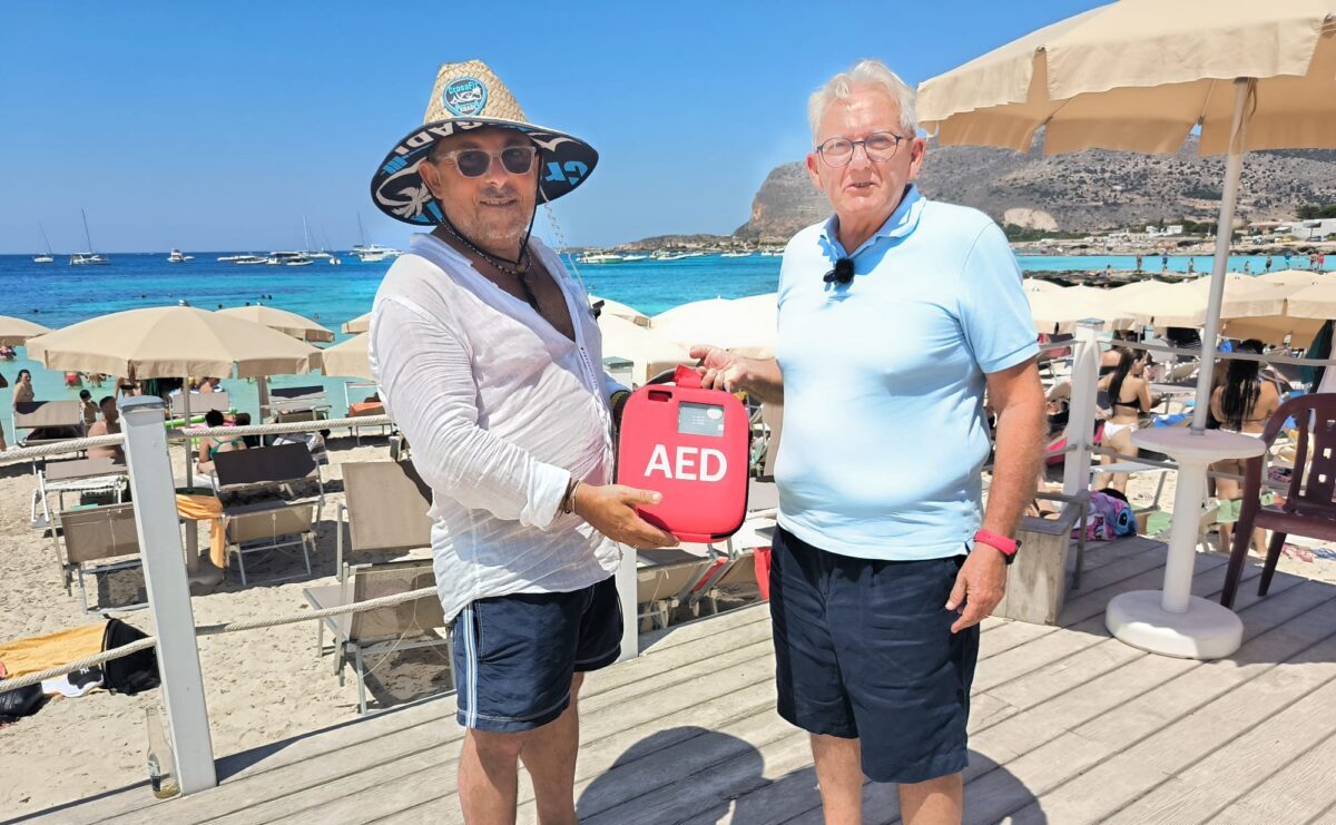 Batticuore Batti Onlus dona un defibrillatore al lido Burrone di Favignana