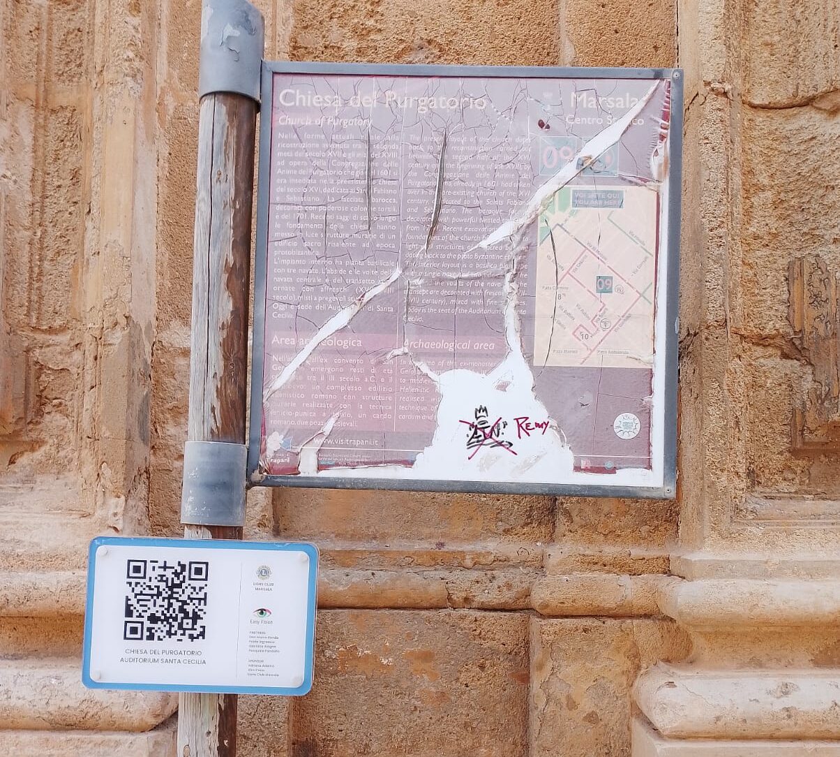Marsala: il cartello turistico della Chiesa del Purgatorio in pessime condizioni…