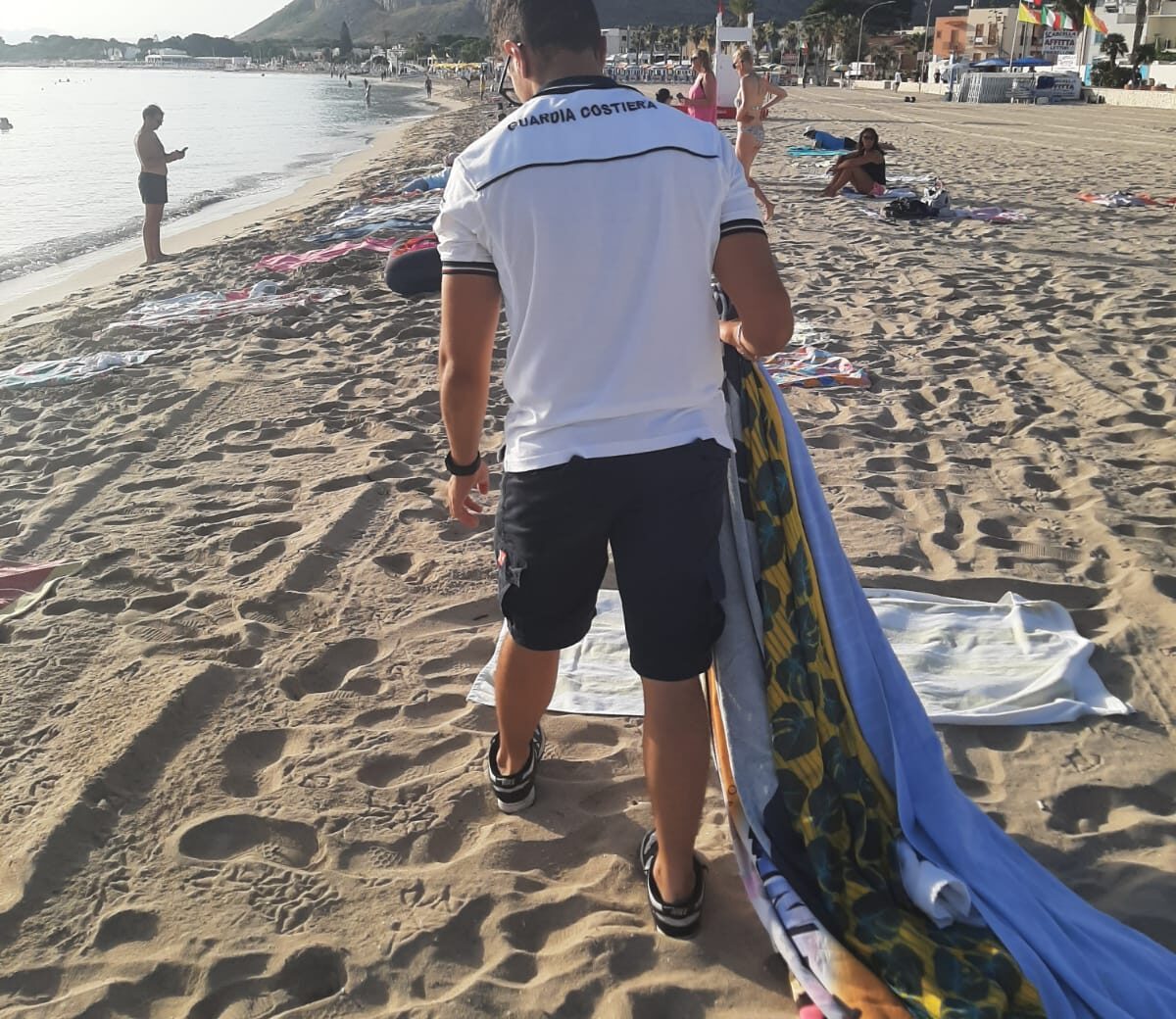 San Vito, “Non lasciare teli, borse o attrezzature di mare in spiaggia”