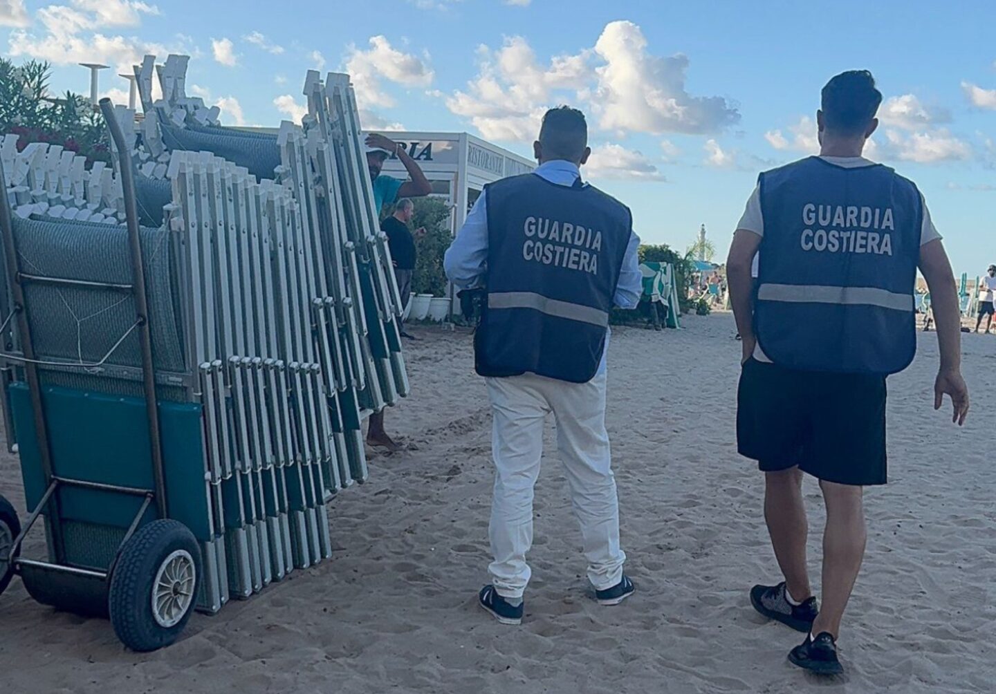 Affittava ombrelloni senza autorizzazione sulla spiaggia libera di San Vito: multa e sequestro per una società