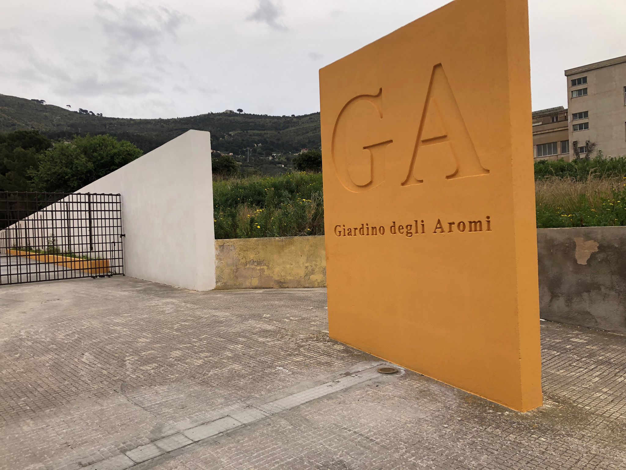 Erice: incendio doloso al Giardino degli Aromi: indagini in corso