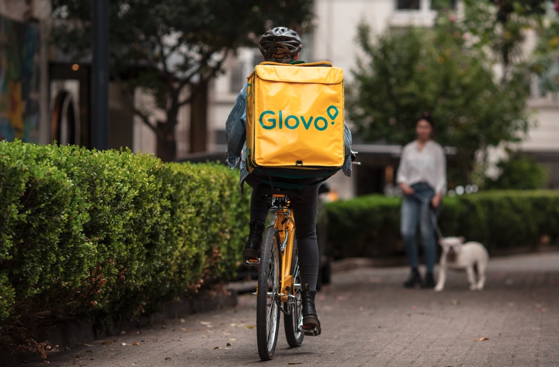I rider di Glovo non potranno lavorare nelle ore più calde, lo dice il giudice
