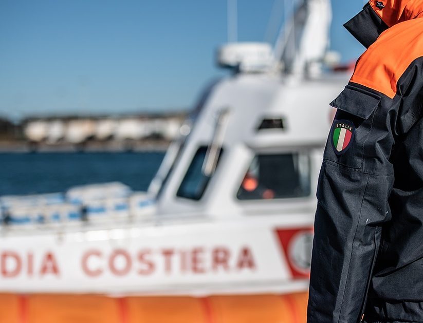 Incendio a bordo, la Guardia Costiera di Mazara soccorre l’equipaggio