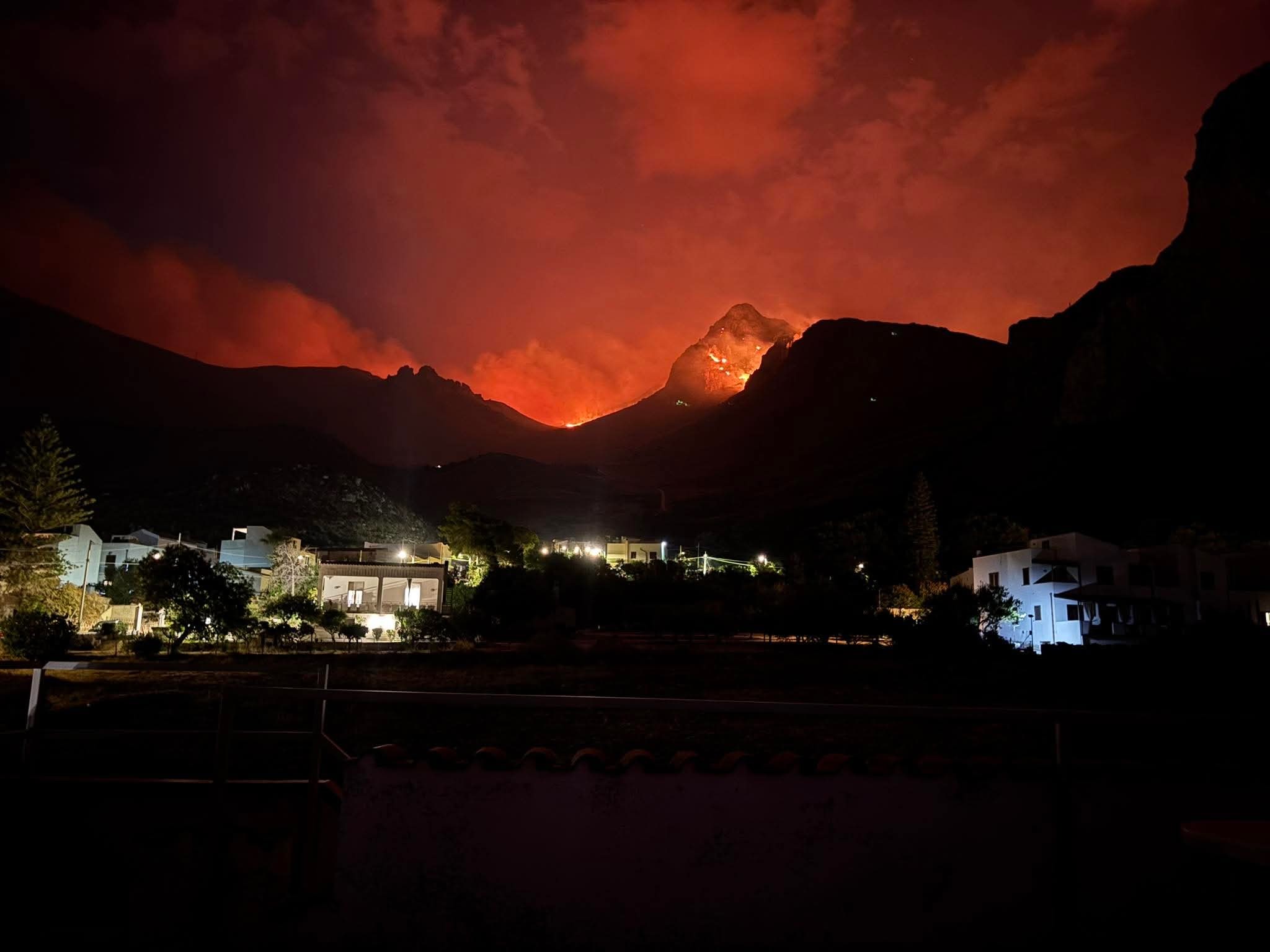 Incendi, Ciminnisi: “Mentre lo Zingaro bruciava, i Canadair da Birgi erano diretti verso il Muos”