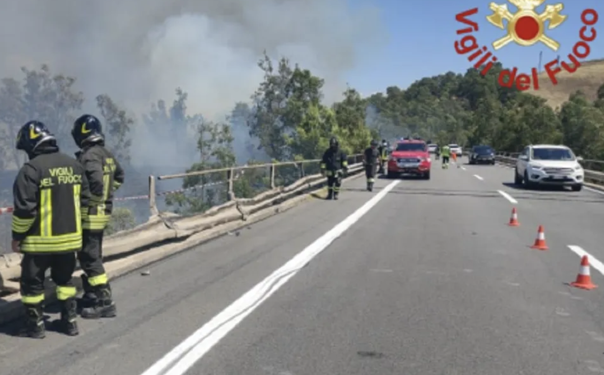 Sicilia: tir vola dal viadotto ed esplode, morto il conducente