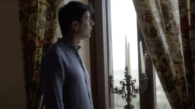 “Nica nica”, Peppe Morana e la carezza musica alla mamma. VIDEO