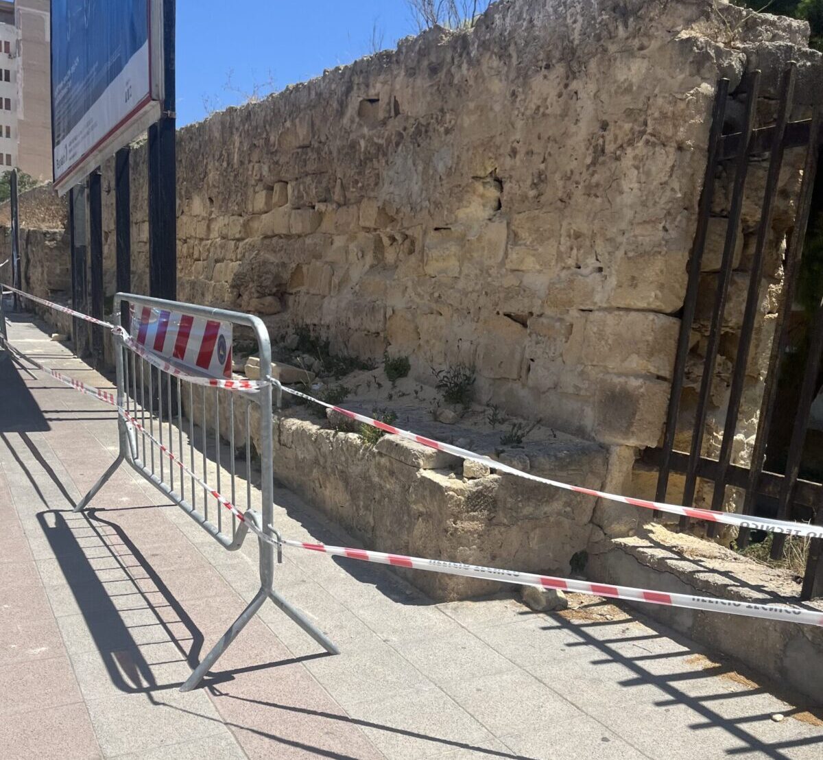 Marsala: muro pericolante al Fossato Punico, grossi massi ancora sul posto