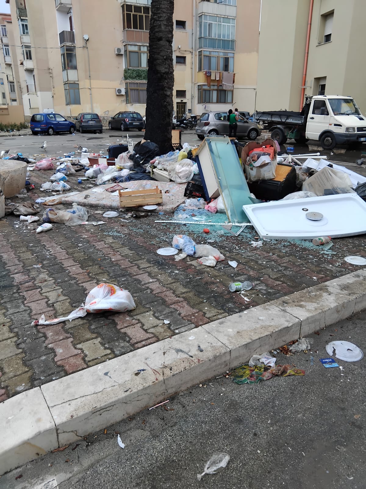 A Trapani guerra agli incivili, droni in volo e multe. A Erice si pulisce (e basta)