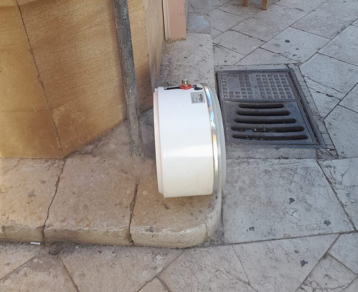 Marsala, da due giorni c’è uno scaldino sul marciapiede di via XI Maggio
