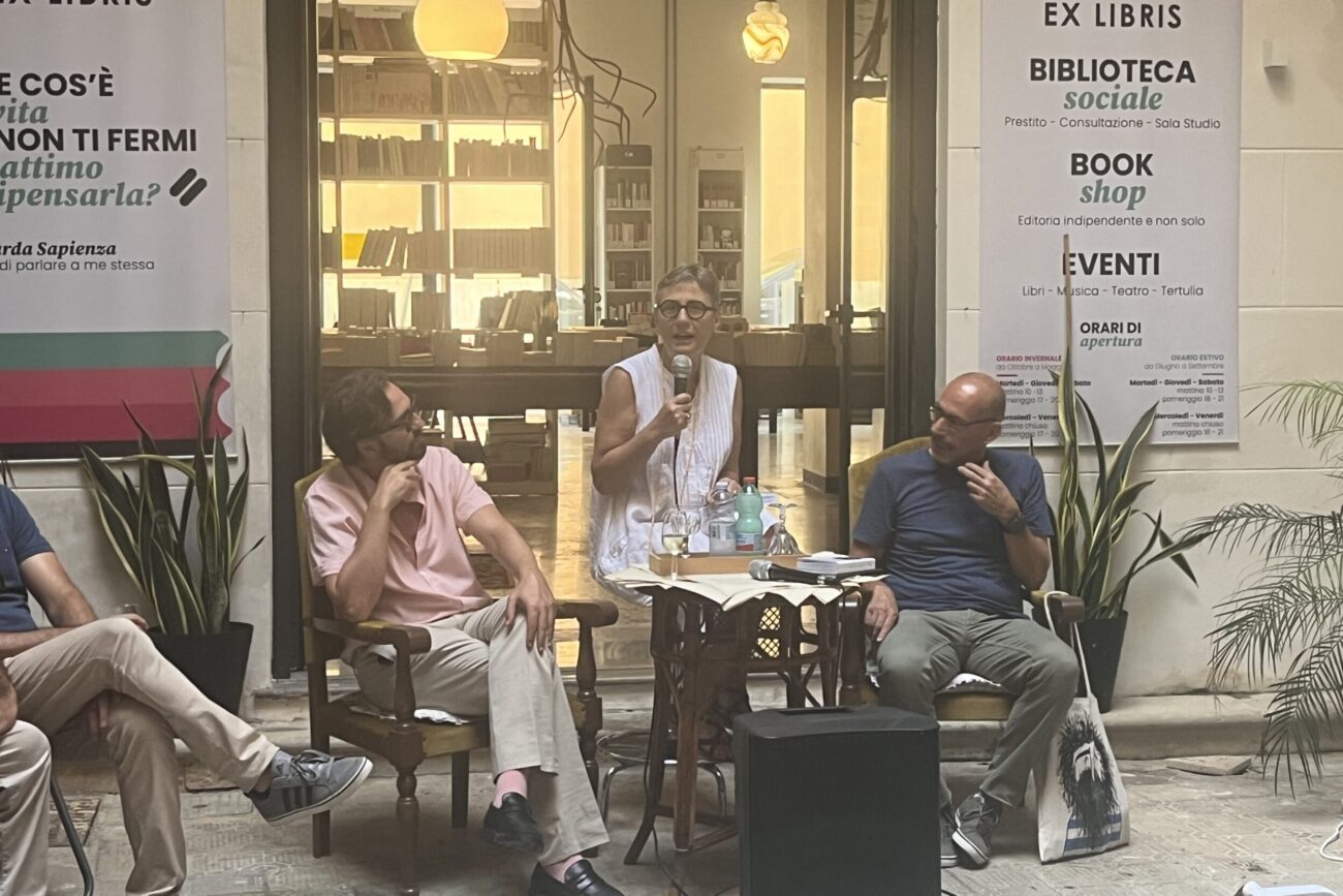 Marsala: le ‘Canzoni liofilizzate’ di Mario Valentini raccontate con Dimartino ad Otium. VIDEO