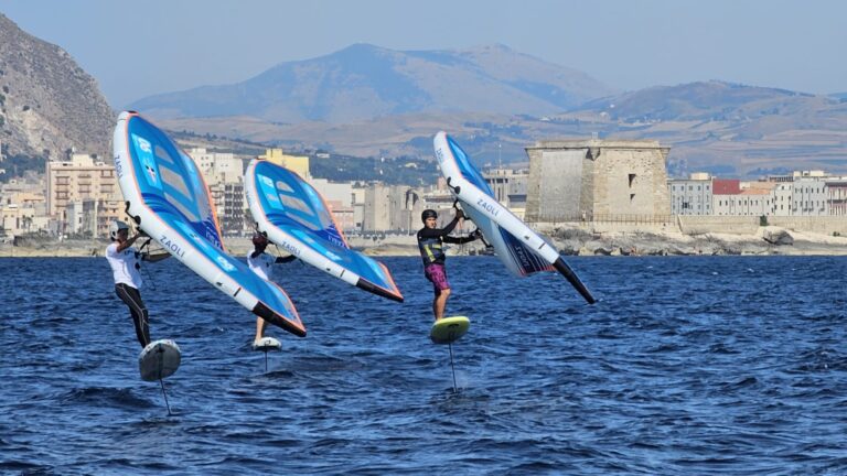 Nastro Rosa Tour, la Marina Militare solca i mari trapanesi