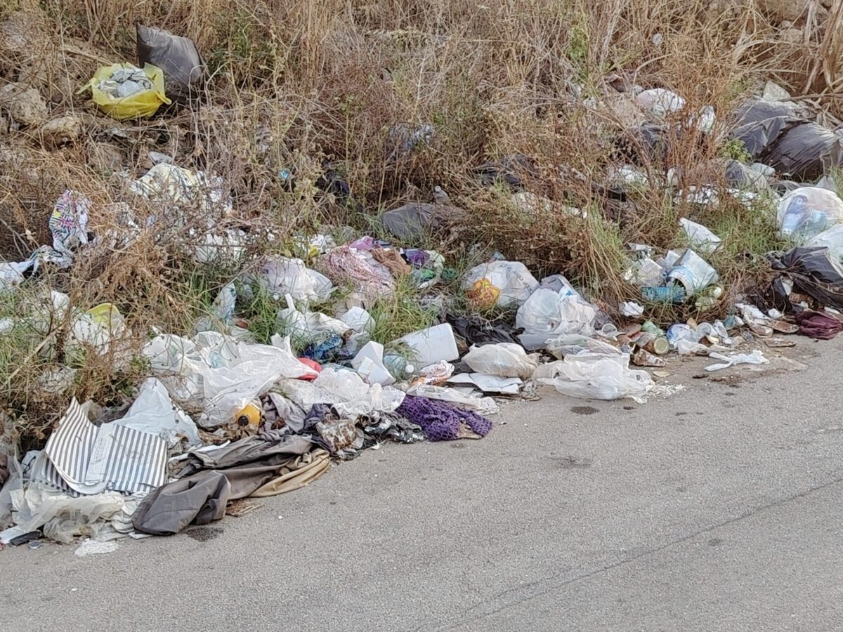 Marsala, immondizia invade la carreggiata in contrada Ventrischi
