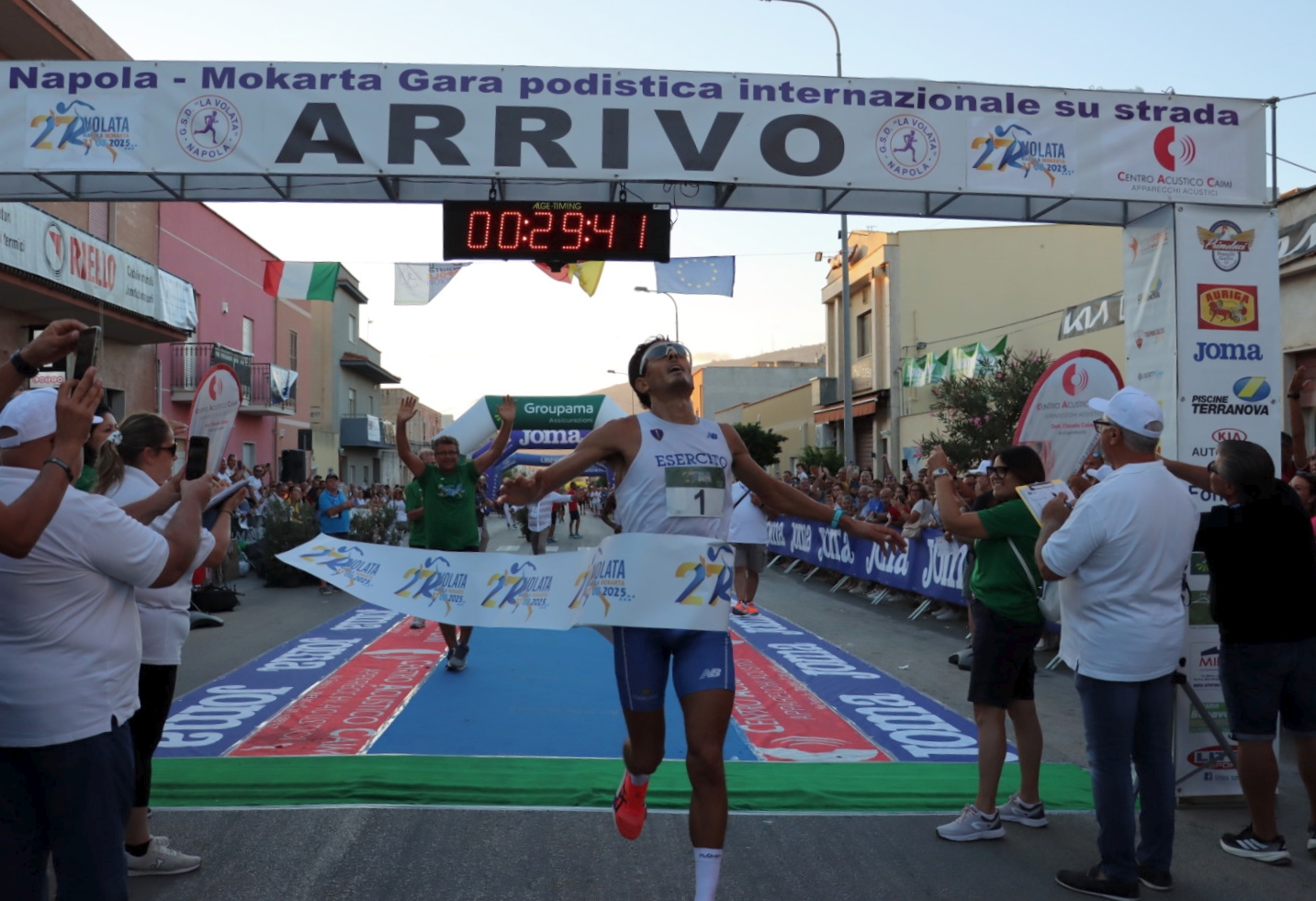 Daniele Meucci ha vinto la volata Napoli-Mokarta