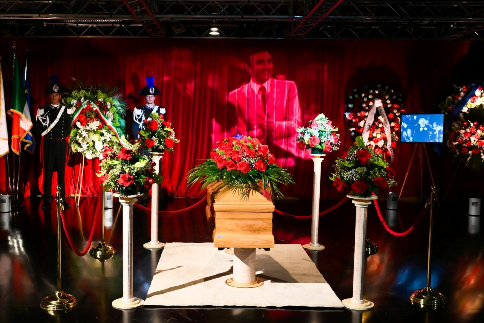 Addio a Pippo Baudo, aperta la camera ardente a Militello in Val di Catania: nel pomeriggio i funerali