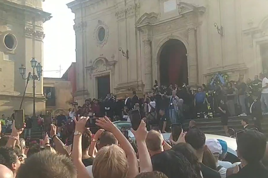 In migliaia a Militello per l’ultimo applauso a Pippo Baudo