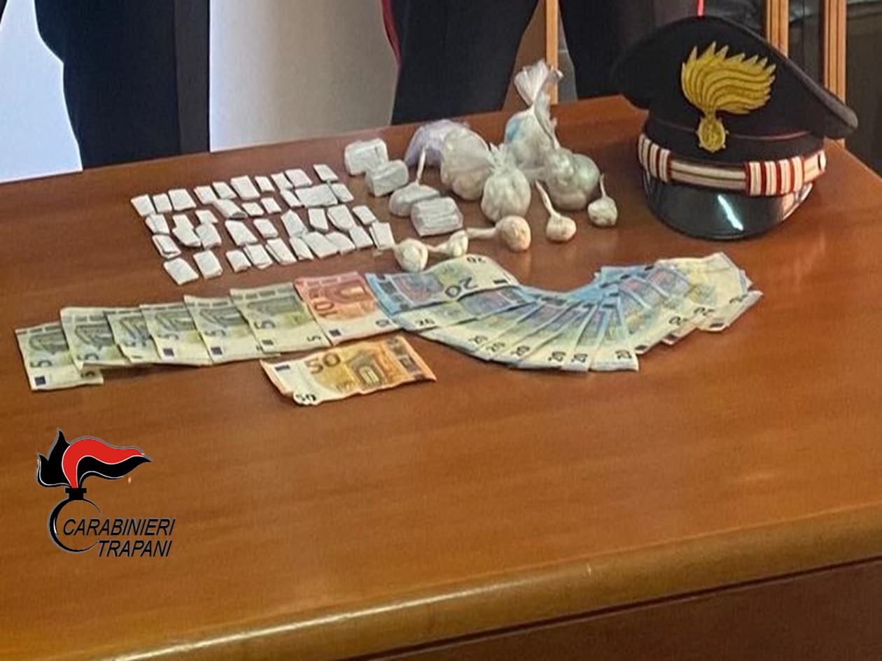 Spacciava droga durante un concerto a Castellammare, fermato un giovane palermitano