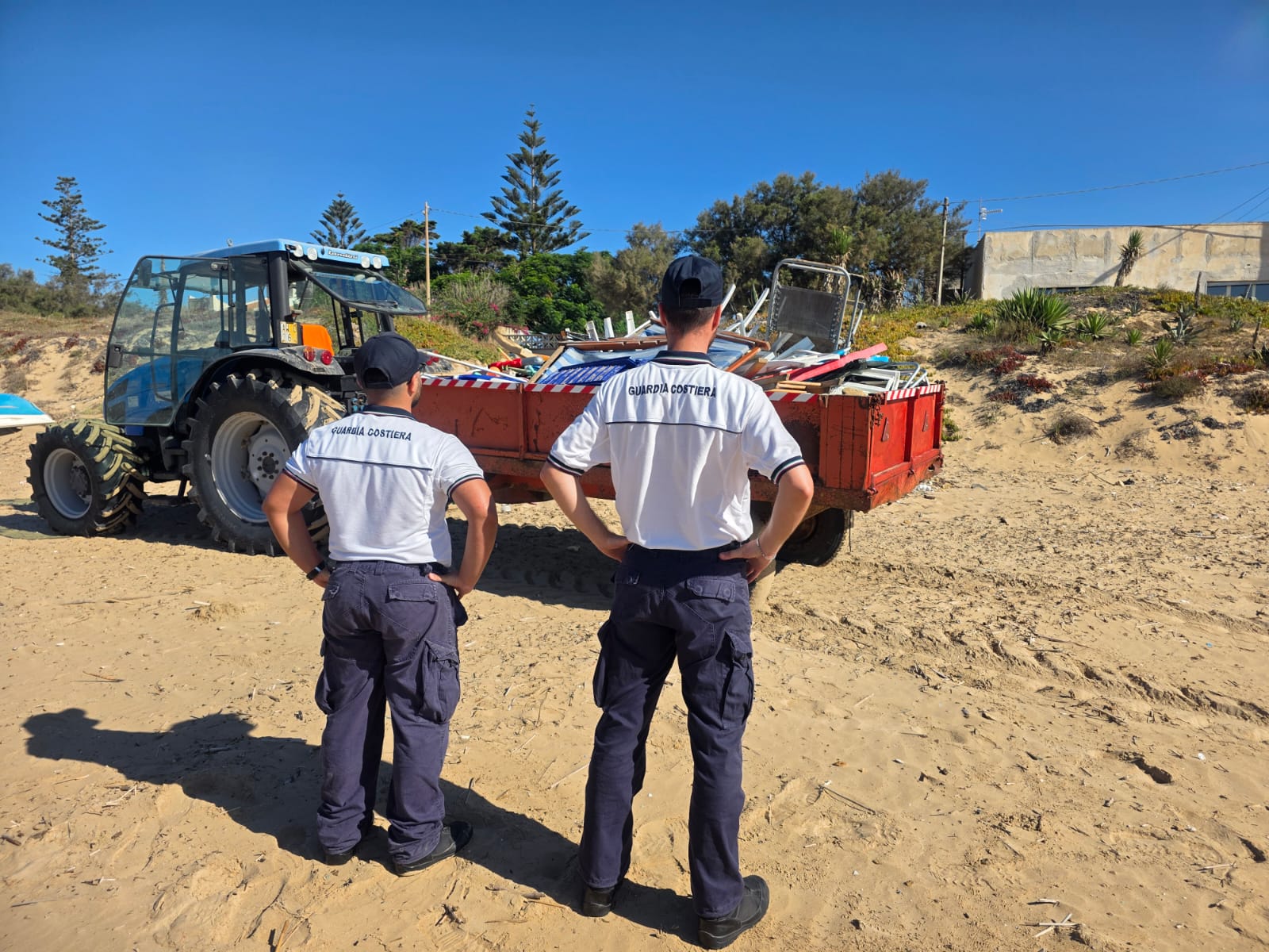 Tre Fontane: occupazione abusiva della spiaggia con ombrelloni e sdraio, interviene la Guardia Costiera
