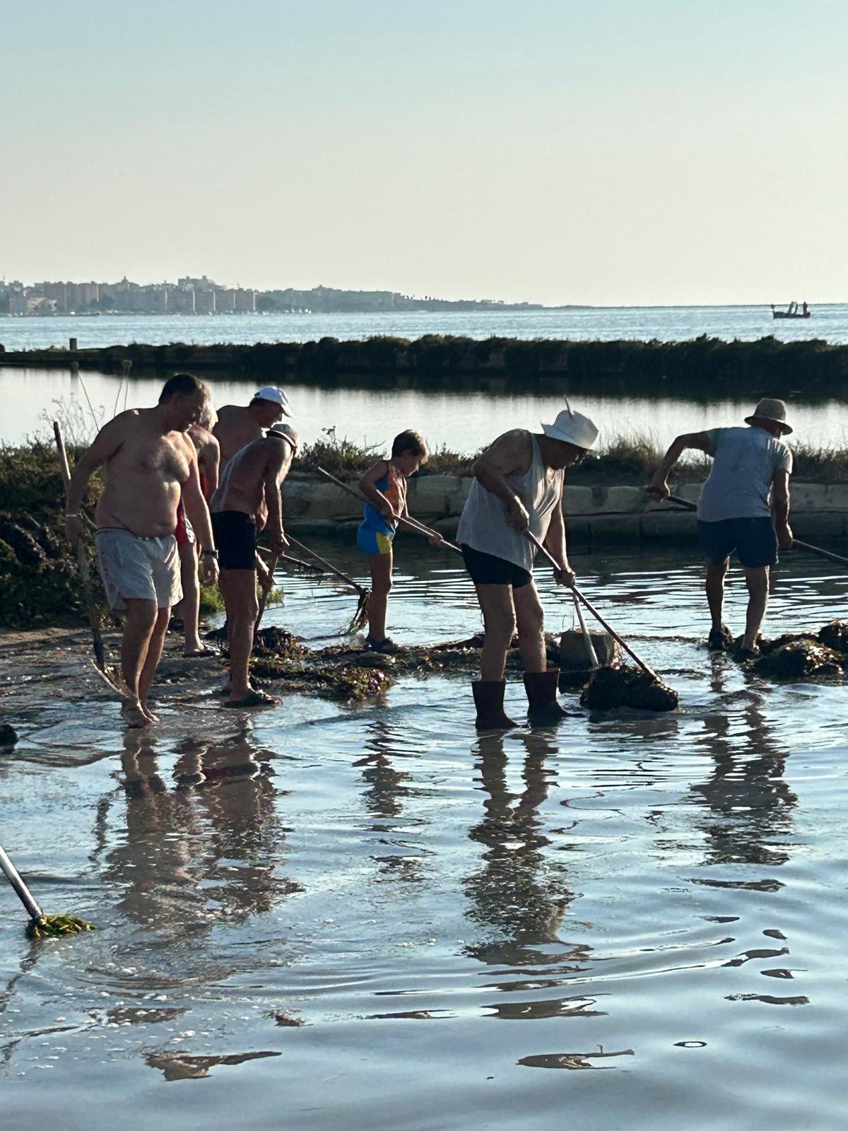 Volontari del Comitato “Miglioriamo Marsala” ripuliscono la spiaggetta di Villa Genna: un gesto di cura e amore per il territorio