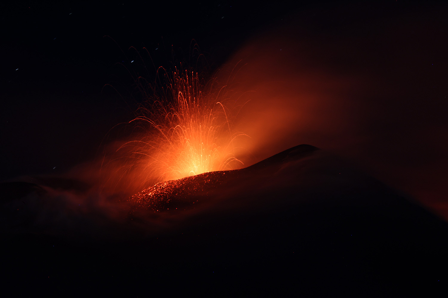 Si apre una nuova bocca effusiva nell’Etna, allerta arancione voli