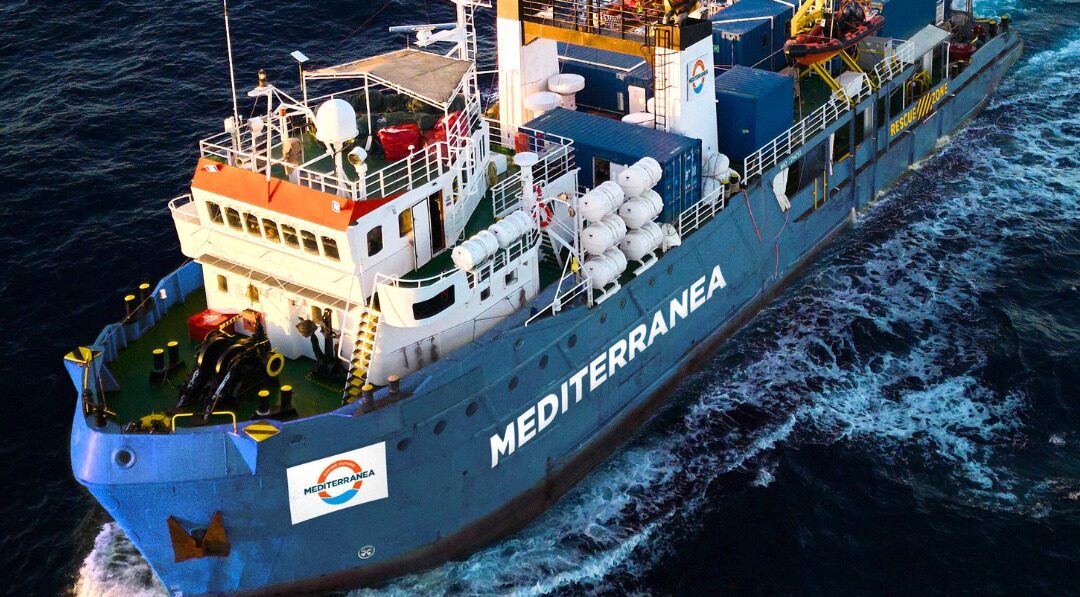 Multa e fermo amministrativo per la nave Mediterranea. La ong: “Colpiti perchè abbiamo salvato vite”