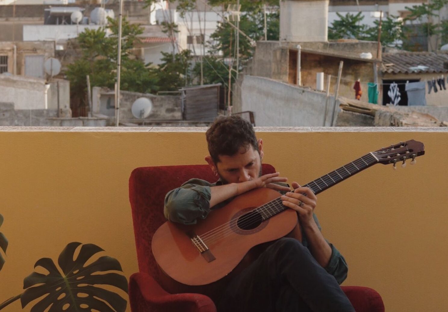 Cico Messina e i ritmi brasiliani di “Poliamore”, il nuovo singolo… oltre le regole. ASCOLTA