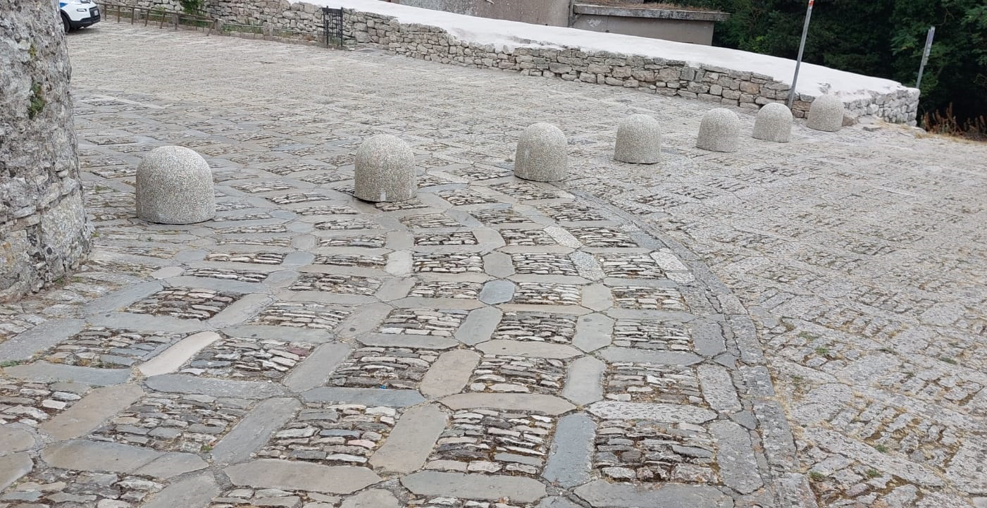 I dissuasori ad Erice Vetta portano malumori, la sindaca: “Sono a norma e non pericolosi”