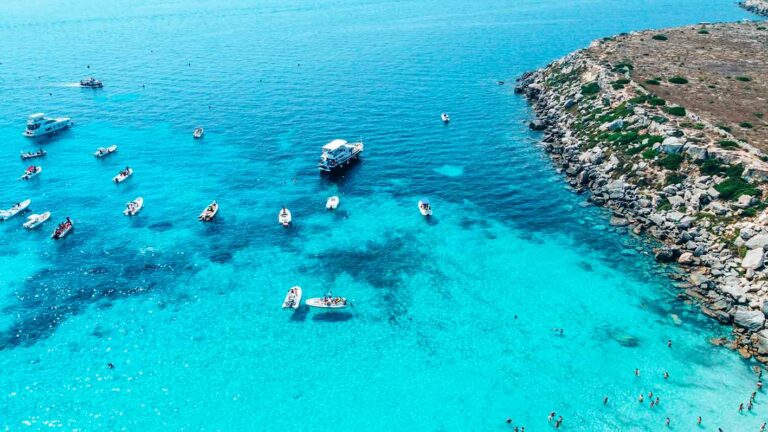 Favignana regina del turismo sostenibile: le Egadi conquistano l’Italia (e non solo)