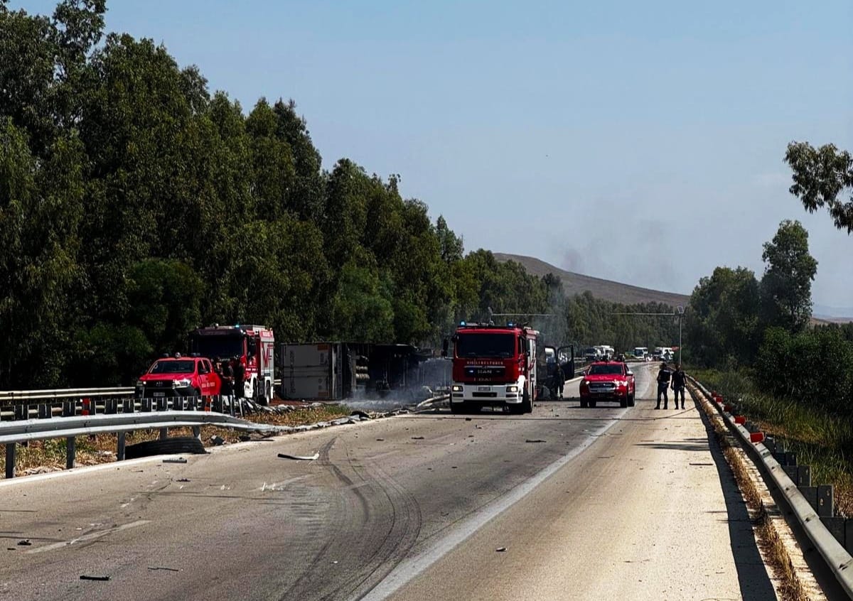 Camion invade la corsia opposta in autostrada allo svincolo di Salemi e va a fuoco