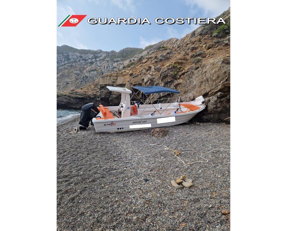 Ruba uno scafo e si arena in una spiaggia a Marettimo. Poi finisce in ospedale