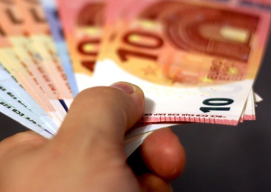 Marsala, torna a colpire la “truffa del figlio del collega”: un pensionato nella trappola di un giovane