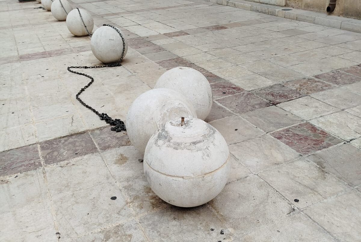 Marsala: danneggiate le palle in pietra che delimitano l’area di San Girolamo