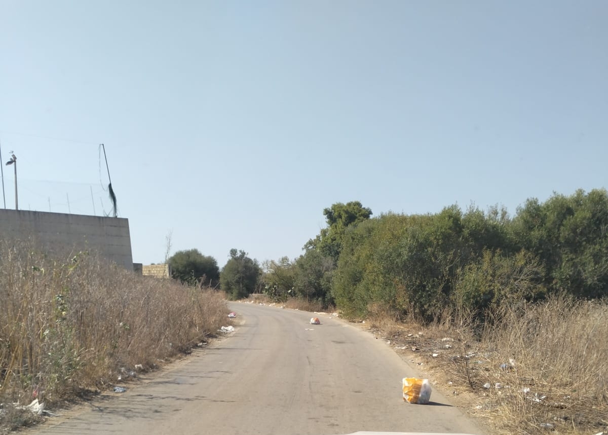 Marsala, un gruppo di cittadini segnala le inefficienze e i pericoli nella strada vicino allo stadio di Paolini