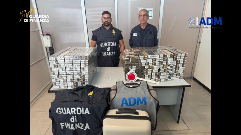 Arrivano in aeroporto con 64 chili di sigarette di contrabbando, due arresti