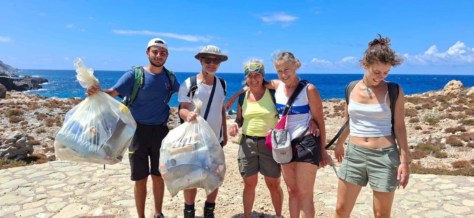 Marettimo dà l’esempio: volontari e turisti insieme per custodire le Egadi