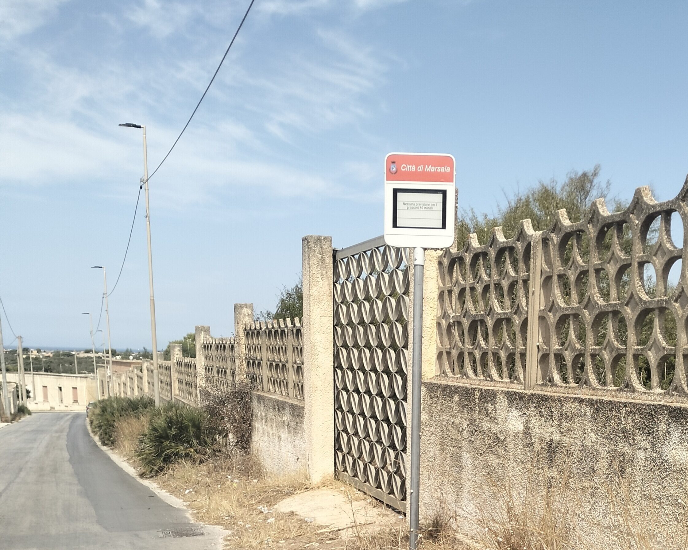 Disagi a Marsala per chi attende gli autobus: “Fermate pericolose e senza pensiline”