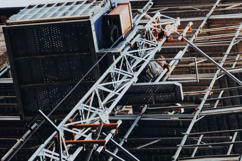 Tre incidenti mortali sul lavoro in poche ore. Operai perdono la vita nel Catanese, a Torino e a Monza
